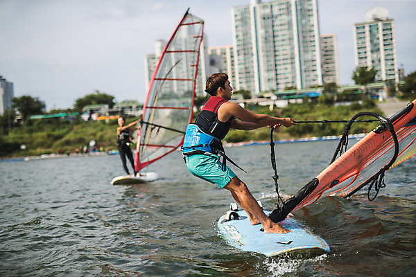 포토 JPG 주간 전신 응시 여자 남자 스포츠 서기 20대 성인 야외 두명 옆모습 아웃포커스 한국인 윈드서핑 수상스포츠 잡기 즐거움 한강 윈드서핑보드 성인만 국내포토 자연요소 시선 감정 뷰포인트 모션 서울 촬영기법 사람 동양인 청년 랜드마크 파일형식