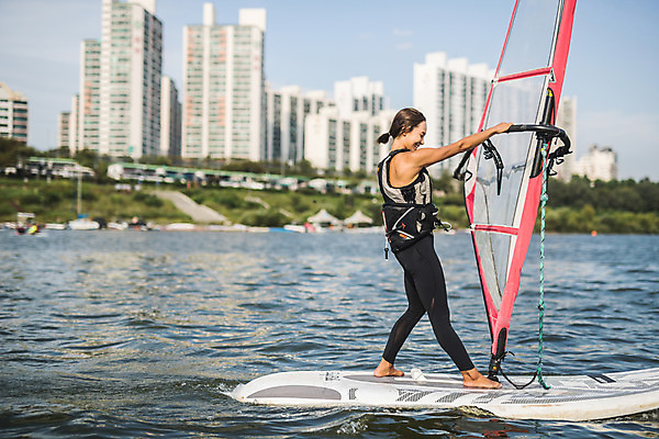 포토 JPG 주간 전신 응시 여자 스포츠 한명 서기 미소 20대 성인 야외 옆모습 한국인 윈드서핑 수상스포츠 잡기 즐거움 한강 윈드서핑보드 성인여자한명만 국내포토 자연요소 1 시선 감정 뷰포인트 모션 서울 표정 사람 동양인 청년 랜드마크 여자한명만 성인여자만 파일형식