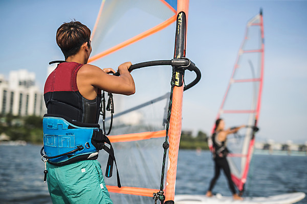 포토 JPG 주간 전신 여자 남자 스포츠 서기 상반신 20대 성인 야외 두명 뒷모습 아웃포커스 한국인 윈드서핑 수상스포츠 잡기 즐거움 한강 윈드서핑보드 성인만 국내포토 자연요소 감정 뷰포인트 모션 서울 촬영기법 사람 동양인 청년 랜드마크 파일형식