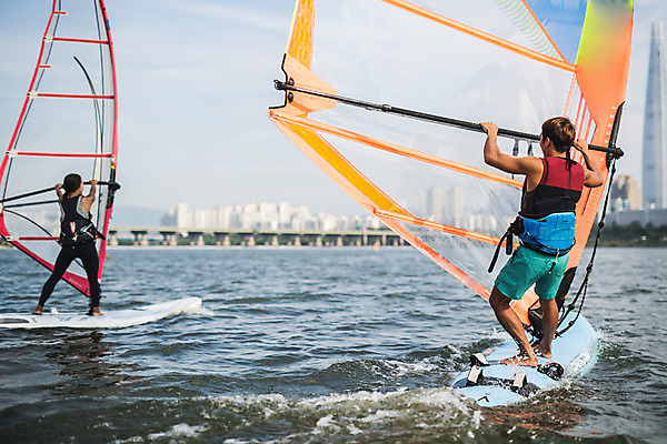 포토 JPG 주간 전신 여자 남자 스포츠 서기 20대 성인 야외 두명 뒷모습 한국인 윈드서핑 수상스포츠 잡기 즐거움 한강 윈드서핑보드 성인만 국내포토 자연요소 감정 뷰포인트 모션 서울 사람 동양인 청년 랜드마크 파일형식