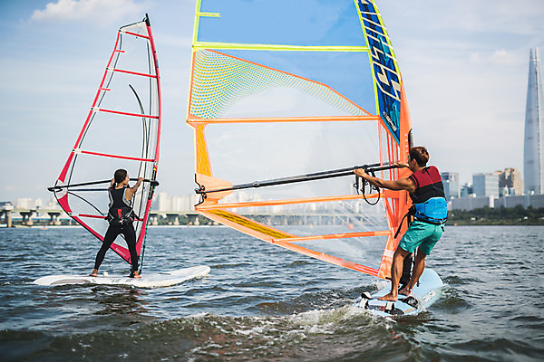 포토 JPG 주간 전신 여자 남자 스포츠 서기 20대 성인 야외 두명 뒷모습 한국인 윈드서핑 수상스포츠 잡기 즐거움 한강 윈드서핑보드 성인만 국내포토 자연요소 감정 뷰포인트 모션 서울 사람 동양인 청년 랜드마크 파일형식