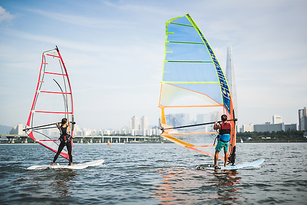 포토 JPG 주간 전신 여자 남자 스포츠 서기 20대 성인 야외 두명 뒷모습 한국인 윈드서핑 수상스포츠 잡기 즐거움 한강 윈드서핑보드 성인만 국내포토 자연요소 감정 뷰포인트 모션 서울 사람 동양인 청년 랜드마크 파일형식