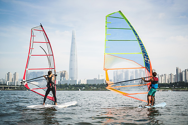 포토 JPG 주간 전신 여자 남자 스포츠 서기 20대 성인 야외 두명 뒷모습 한국인 윈드서핑 수상스포츠 잡기 즐거움 한강 윈드서핑보드 성인만 국내포토 자연요소 감정 뷰포인트 모션 서울 사람 동양인 청년 랜드마크 파일형식