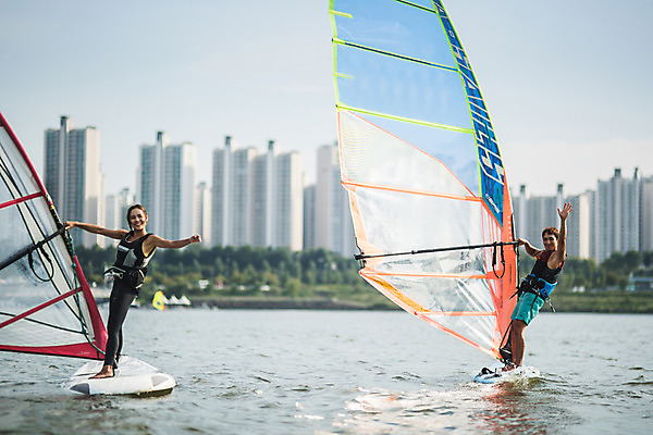포토 JPG 주간 전신 여자 남자 스포츠 서기 미소 20대 성인 야외 두명 옆모습 손들기 한국인 윈드서핑 수상스포츠 잡기 즐거움 한강 손인사 윈드서핑보드 성인만 국내포토 자연요소 감정 뷰포인트 모션 서울 표정 사람 동양인 청년 인사 랜드마크 파일형식
