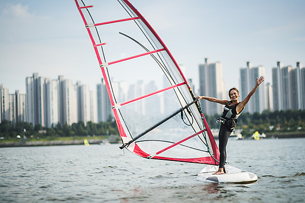 포토 JPG 주간 전신 여자 스포츠 한명 서기 미소 20대 성인 야외 앞모습 손들기 한국인 윈드서핑 수상스포츠 잡기 즐거움 한강 손인사 윈드서핑보드 성인여자한명만 국내포토 자연요소 1 감정 뷰포인트 모션 서울 표정 사람 동양인 청년 인사 랜드마크 여자한명만 성인여자만 파일형식