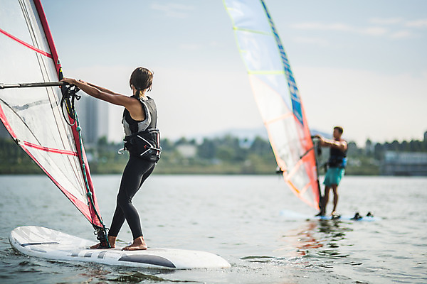 포토 JPG 주간 전신 여자 남자 스포츠 서기 20대 성인 야외 두명 옆모습 아웃포커스 한국인 윈드서핑 수상스포츠 잡기 즐거움 한강 윈드서핑보드 성인만 국내포토 자연요소 감정 뷰포인트 모션 서울 촬영기법 사람 동양인 청년 랜드마크 파일형식