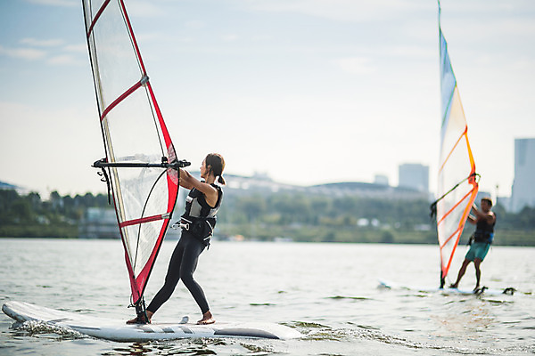 포토 JPG 주간 전신 여자 남자 스포츠 서기 20대 성인 야외 두명 옆모습 아웃포커스 한국인 윈드서핑 수상스포츠 잡기 즐거움 한강 윈드서핑보드 성인만 국내포토 자연요소 감정 뷰포인트 모션 서울 촬영기법 사람 동양인 청년 랜드마크 파일형식