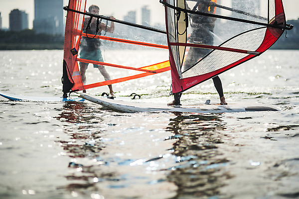 포토 JPG 주간 전신 여자 남자 스포츠 서기 20대 성인 야외 두명 앞모습 한국인 윈드서핑 수상스포츠 잡기 즐거움 한강 윈드서핑보드 성인만 국내포토 자연요소 감정 뷰포인트 모션 서울 사람 동양인 청년 랜드마크 파일형식