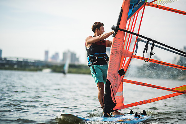 포토 JPG 주간 전신 응시 남자 스포츠 한명 서기 20대 성인 야외 옆모습 한국인 윈드서핑 수상스포츠 잡기 즐거움 한강 윈드서핑보드 성인남자한명만 국내포토 자연요소 1 시선 감정 뷰포인트 모션 서울 사람 동양인 청년 랜드마크 남자한명만 성인남자만 파일형식