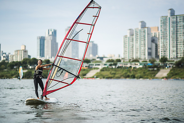 포토 JPG 주간 전신 응시 여자 스포츠 한명 서기 미소 20대 성인 야외 앞모습 한국인 윈드서핑 수상스포츠 잡기 즐거움 한강 윈드서핑보드 성인여자한명만 국내포토 자연요소 1 시선 감정 뷰포인트 모션 서울 표정 사람 동양인 청년 랜드마크 여자한명만 성인여자만 파일형식
