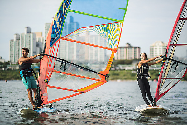 포토 JPG 주간 전신 응시 여자 남자 스포츠 서기 미소 20대 성인 야외 두명 옆모습 한국인 윈드서핑 수상스포츠 잡기 즐거움 한강 윈드서핑보드 성인만 국내포토 자연요소 시선 감정 뷰포인트 모션 서울 표정 사람 동양인 청년 랜드마크 파일형식