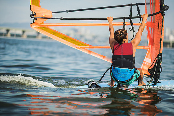 포토 JPG 주간 전신 남자 스포츠 한명 앉기 20대 성인 야외 뒷모습 한국인 윈드서핑 수상스포츠 잡기 즐거움 한강 윈드서핑보드 성인남자한명만 국내포토 자연요소 1 감정 뷰포인트 모션 서울 사람 동양인 청년 랜드마크 남자한명만 성인남자만 파일형식
