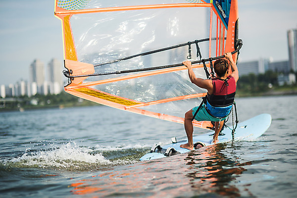 포토 JPG 주간 전신 남자 스포츠 한명 앉기 20대 성인 야외 뒷모습 한국인 윈드서핑 수상스포츠 잡기 즐거움 한강 윈드서핑보드 성인남자한명만 국내포토 자연요소 1 감정 뷰포인트 모션 서울 사람 동양인 청년 랜드마크 남자한명만 성인남자만 파일형식