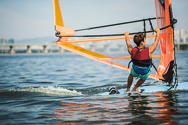 포토 JPG 주간 전신 남자 스포츠 한명 서기 20대 성인 야외 뒷모습 한국인 윈드서핑 수상스포츠 잡기 즐거움 한강 윈드서핑보드 성인남자한명만 국내포토 자연요소 1 감정 뷰포인트 모션 서울 사람 동양인 청년 랜드마크 남자한명만 성인남자만 파일형식
