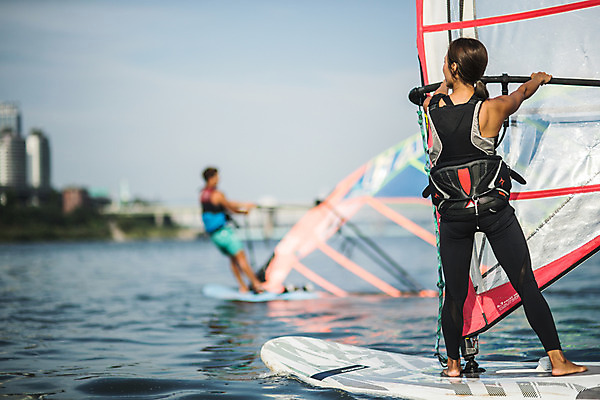 포토 JPG 주간 전신 여자 남자 스포츠 서기 20대 성인 야외 두명 옆모습 뒷모습 아웃포커스 한국인 윈드서핑 수상스포츠 잡기 즐거움 한강 윈드서핑보드 성인만 국내포토 자연요소 감정 뷰포인트 모션 서울 촬영기법 사람 동양인 청년 랜드마크 파일형식