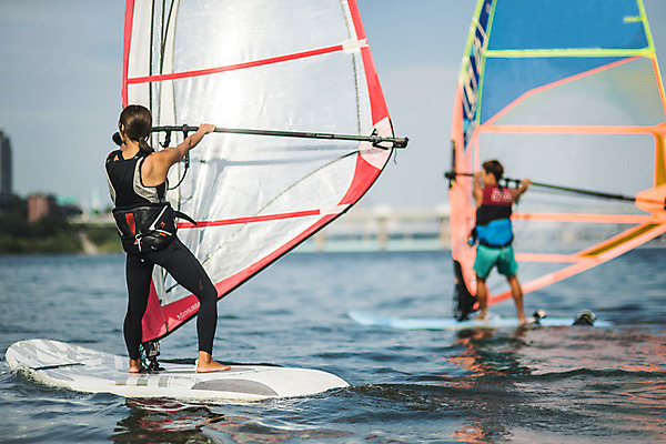 포토 JPG 주간 전신 여자 남자 스포츠 서기 20대 성인 야외 두명 뒷모습 한국인 윈드서핑 수상스포츠 잡기 즐거움 한강 윈드서핑보드 성인만 국내포토 자연요소 감정 뷰포인트 모션 서울 사람 동양인 청년 랜드마크 파일형식