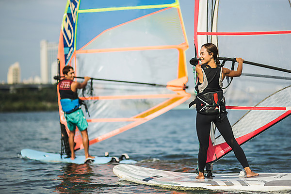 포토 JPG 주간 전신 응시 여자 남자 스포츠 서기 미소 20대 성인 야외 두명 뒷모습 한국인 윈드서핑 수상스포츠 잡기 즐거움 한강 윈드서핑보드 성인만 국내포토 자연요소 시선 감정 뷰포인트 모션 서울 표정 사람 동양인 청년 랜드마크 파일형식