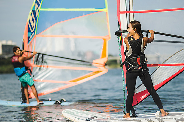 포토 JPG 주간 전신 응시 여자 남자 스포츠 서기 미소 20대 성인 야외 두명 뒷모습 아웃포커스 한국인 윈드서핑 수상스포츠 잡기 즐거움 한강 윈드서핑보드 성인만 국내포토 자연요소 시선 감정 뷰포인트 모션 서울 촬영기법 표정 사람 동양인 청년 랜드마크 파일형식