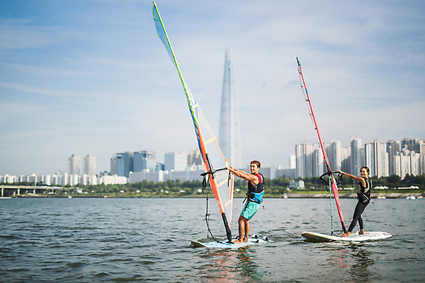 포토 JPG 주간 전신 응시 여자 남자 스포츠 서기 미소 20대 성인 야외 두명 옆모습 한국인 윈드서핑 수상스포츠 잡기 즐거움 한강 윈드서핑보드 성인만 국내포토 자연요소 시선 감정 뷰포인트 모션 서울 표정 사람 동양인 청년 랜드마크 파일형식