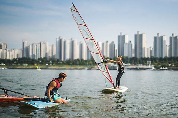 포토 JPG 주간 전신 응시 여자 남자 스포츠 서기 미소 앉기 20대 성인 야외 두명 옆모습 아웃포커스 한국인 윈드서핑 수상스포츠 잡기 즐거움 한강 윈드서핑보드 성인만 국내포토 자연요소 시선 감정 뷰포인트 모션 서울 촬영기법 표정 사람 동양인 청년 랜드마크 파일형식