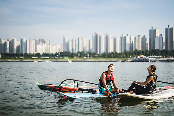 포토 JPG 주간 전신 응시 여자 남자 스포츠 미소 앉기 20대 성인 야외 두명 옆모습 한국인 윈드서핑 수상스포츠 즐거움 한강 윈드서핑보드 성인만 국내포토 자연요소 시선 감정 뷰포인트 모션 서울 표정 사람 동양인 청년 랜드마크 파일형식