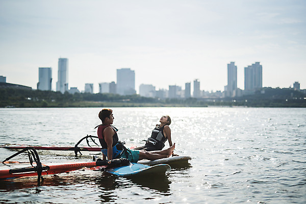 포토 JPG 주간 전신 응시 여자 남자 스포츠 앉기 20대 성인 야외 두명 옆모습 한국인 윈드서핑 수상스포츠 즐거움 한강 윈드서핑보드 성인만 국내포토 자연요소 시선 감정 뷰포인트 모션 서울 사람 동양인 청년 랜드마크 파일형식