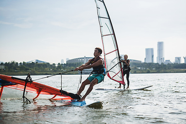 포토 JPG 주간 전신 응시 여자 남자 스포츠 서기 20대 성인 야외 두명 옆모습 한국인 윈드서핑 수상스포츠 잡기 즐거움 한강 윈드서핑보드 성인만 국내포토 자연요소 시선 감정 뷰포인트 모션 서울 사람 동양인 청년 랜드마크 파일형식