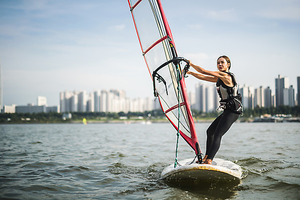 포토 JPG 주간 전신 여자 스포츠 한명 서기 20대 성인 야외 옆모습 한국인 윈드서핑 수상스포츠 잡기 즐거움 한강 윈드서핑보드 성인여자한명만 국내포토 자연요소 1 감정 뷰포인트 모션 서울 사람 동양인 청년 랜드마크 여자한명만 성인여자만 파일형식