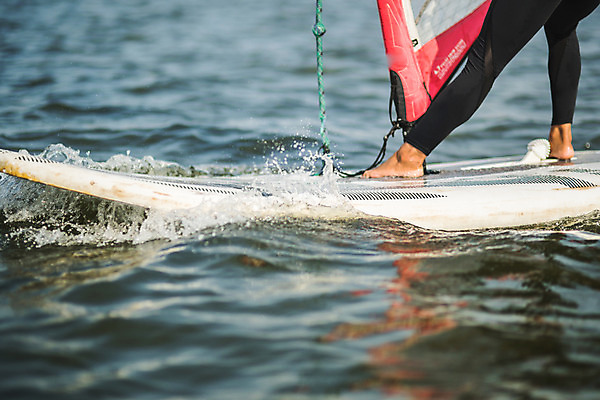 포토 JPG 주간 여자 스포츠 한명 서기 20대 성인 야외 옆모습 한국인 하반신 다리 윈드서핑 수상스포츠 즐거움 한강 윈드서핑보드 성인여자한명만 국내포토 자연요소 1 감정 뷰포인트 모션 서울 사람 동양인 청년 신체부위 랜드마크 여자한명만 성인여자만 파일형식