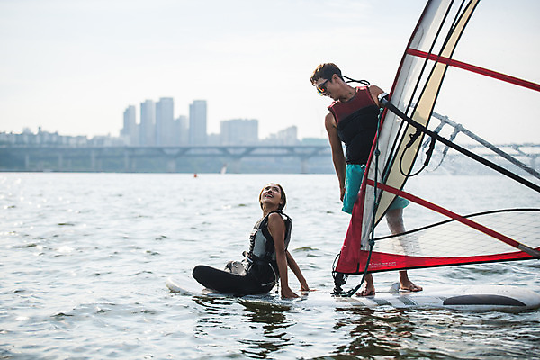 포토 JPG 주간 전신 응시 여자 남자 스포츠 서기 미소 앉기 20대 성인 야외 두명 앞모습 옆모습 마주보기 한국인 윈드서핑 수상스포츠 잡기 즐거움 한강 윈드서핑보드 성인만 국내포토 자연요소 시선 감정 뷰포인트 모션 서울 표정 사람 동양인 청년 랜드마크 파일형식