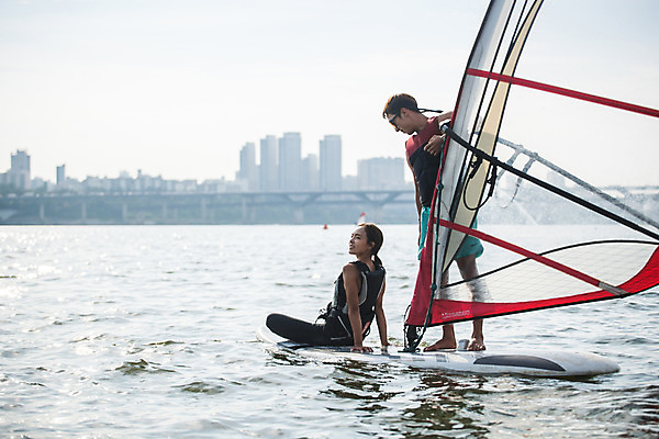 포토 JPG 주간 전신 응시 여자 남자 스포츠 서기 미소 앉기 20대 성인 야외 두명 앞모습 옆모습 한국인 윈드서핑 수상스포츠 잡기 즐거움 한강 윈드서핑보드 성인만 국내포토 자연요소 시선 감정 뷰포인트 모션 서울 표정 사람 동양인 청년 랜드마크 파일형식