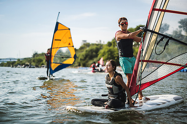 포토 JPG 주간 전신 응시 여자 남자 스포츠 서기 미소 앉기 20대 성인 야외 두명 옆모습 한국인 윈드서핑 수상스포츠 잡기 즐거움 한강 윈드서핑보드 성인만 국내포토 자연요소 시선 감정 뷰포인트 모션 서울 표정 사람 동양인 청년 랜드마크 파일형식