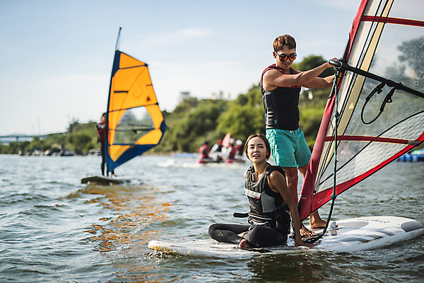 포토 JPG 주간 전신 응시 여자 남자 스포츠 서기 미소 앉기 20대 성인 야외 두명 옆모습 한국인 윈드서핑 수상스포츠 잡기 즐거움 한강 윈드서핑보드 성인만 국내포토 자연요소 시선 감정 뷰포인트 모션 서울 표정 사람 동양인 청년 랜드마크 파일형식