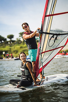 포토 JPG 주간 전신 응시 여자 남자 스포츠 서기 미소 앉기 20대 성인 야외 두명 옆모습 한국인 윈드서핑 수상스포츠 잡기 즐거움 한강 윈드서핑보드 성인만 국내포토 자연요소 시선 감정 뷰포인트 모션 서울 표정 사람 동양인 청년 랜드마크 파일형식