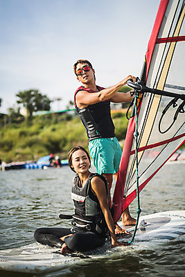 포토 JPG 주간 전신 응시 여자 남자 스포츠 서기 미소 앉기 20대 성인 야외 두명 옆모습 한국인 윈드서핑 수상스포츠 잡기 즐거움 한강 윈드서핑보드 성인만 국내포토 자연요소 시선 감정 뷰포인트 모션 서울 표정 사람 동양인 청년 랜드마크 파일형식