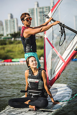 포토 JPG 주간 전신 응시 여자 남자 스포츠 서기 미소 앉기 20대 성인 야외 두명 앞모습 옆모습 한국인 윈드서핑 수상스포츠 잡기 즐거움 한강 윈드서핑보드 성인만 국내포토 자연요소 시선 감정 뷰포인트 모션 서울 표정 사람 동양인 청년 랜드마크 파일형식