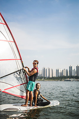 포토 JPG 주간 전신 응시 여자 남자 스포츠 서기 미소 앉기 20대 성인 야외 두명 옆모습 한국인 윈드서핑 수상스포츠 잡기 즐거움 한강 윈드서핑보드 성인만 국내포토 자연요소 시선 감정 뷰포인트 모션 서울 표정 사람 동양인 청년 랜드마크 파일형식