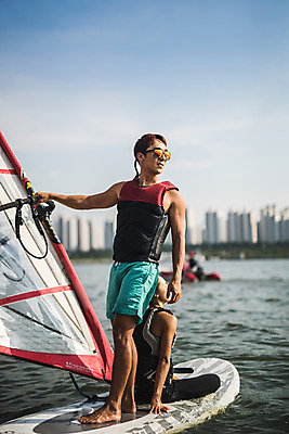 포토 JPG 주간 전신 응시 여자 남자 스포츠 서기 미소 앉기 20대 성인 야외 두명 옆모습 한국인 윈드서핑 수상스포츠 잡기 즐거움 한강 윈드서핑보드 성인만 국내포토 자연요소 시선 감정 뷰포인트 모션 서울 표정 사람 동양인 청년 랜드마크 파일형식