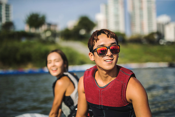 포토 JPG 주간 응시 여자 남자 스포츠 미소 앉기 상반신 20대 성인 야외 두명 앞모습 옆모습 아웃포커스 한국인 윈드서핑 수상스포츠 즐거움 한강 윈드서핑보드 성인만 국내포토 자연요소 시선 감정 뷰포인트 모션 서울 촬영기법 표정 사람 동양인 청년 랜드마크 파일형식