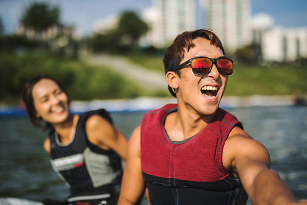 포토 JPG 주간 응시 여자 남자 스포츠 미소 웃음 앉기 상반신 20대 성인 야외 두명 앞모습 옆모습 아웃포커스 한국인 윈드서핑 수상스포츠 즐거움 한강 윈드서핑보드 성인만 국내포토 자연요소 시선 감정 뷰포인트 모션 서울 촬영기법 표정 사람 동양인 청년 랜드마크 파일형식