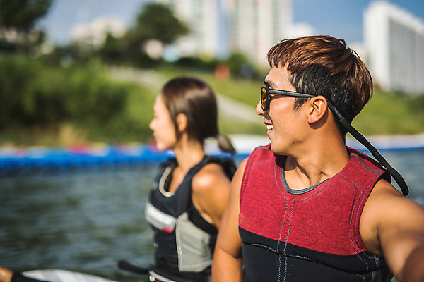 포토 JPG 주간 응시 여자 남자 스포츠 미소 앉기 상반신 20대 성인 야외 두명 옆모습 아웃포커스 한국인 윈드서핑 수상스포츠 즐거움 한강 윈드서핑보드 성인만 국내포토 자연요소 시선 감정 뷰포인트 모션 서울 촬영기법 표정 사람 동양인 청년 랜드마크 파일형식