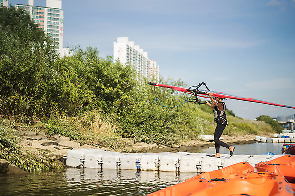 포토 JPG 주간 전신 여자 스포츠 한명 들기 20대 성인 야외 옆모습 걷기 한국인 윈드서핑 수상스포츠 잡기 즐거움 한강 윈드서핑보드 성인여자한명만 국내포토 자연요소 1 감정 뷰포인트 모션 서울 사람 동양인 청년 랜드마크 여자한명만 성인여자만 파일형식