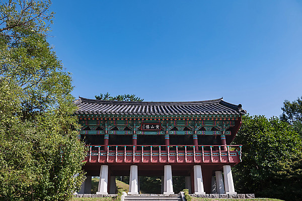 포토 JPG 주간 나무 한국전통 여행 고건축 유적지 하늘 풍경 사람없음 야외 관광지 문화재 가을 한국사 충청남도 논산 계백장군유적전승지 황산벌 황산루 국내포토 자연요소 식물 전통 건축물 계절 한국 역사 충청도 파일형식