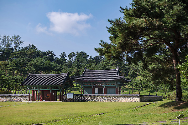 포토 JPG 주간 나무 한국전통 여행 고건축 유적지 하늘 풍경 사람없음 야외 관광지 문화재 가을 한국사 충청남도 논산 계백장군유적전승지 충장사 국내포토 자연요소 식물 전통 건축물 계절 한국 역사 충청도 파일형식