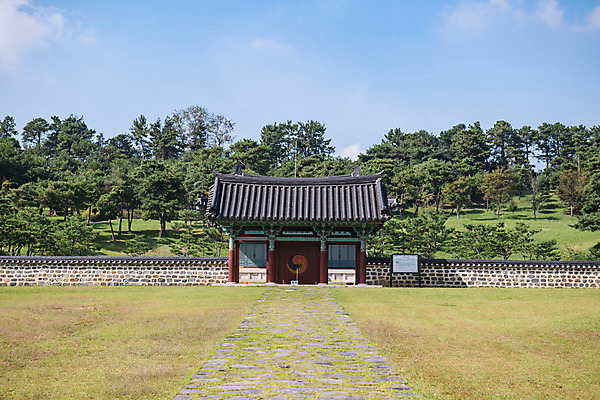 포토 JPG 주간 한국전통 여행 고건축 유적지 기와 풍경 사람없음 야외 관광지 문화재 가을 한국사 충청남도 논산 삼태극 계백장군유적전승지 충장사 국내포토 자연요소 전통 건축물 계절 한국 역사 태극 충청도 파일형식
