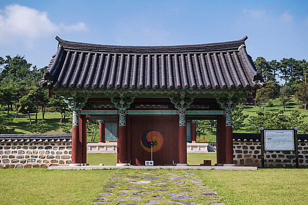 포토 JPG 주간 한국전통 여행 고건축 유적지 기와 풍경 사람없음 야외 관광지 문화재 가을 한국사 충청남도 논산 삼태극 계백장군유적전승지 충장사 국내포토 자연요소 전통 건축물 계절 한국 역사 태극 충청도 파일형식