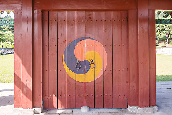 포토 JPG 주간 한국전통 여행 고건축 유적지 기와 풍경 사람없음 야외 관광지 문화재 가을 한국사 충청남도 논산 삼태극 계백장군유적전승지 충장사 국내포토 자연요소 전통 건축물 계절 한국 역사 태극 충청도 파일형식