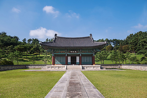 포토 JPG 주간 한국전통 여행 고건축 유적지 하늘 풍경 사람없음 야외 관광지 문화재 가을 한국사 충청남도 논산 계백장군유적전승지 충장사 국내포토 자연요소 전통 건축물 계절 한국 역사 충청도 파일형식