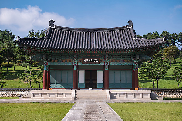 포토 JPG 주간 구름 한국전통 여행 고건축 유적지 하늘 풍경 사람없음 야외 관광지 문화재 가을 한국사 충청남도 논산 계백장군유적전승지 충장사 국내포토 자연요소 전통 건축물 계절 한국 역사 충청도 파일형식