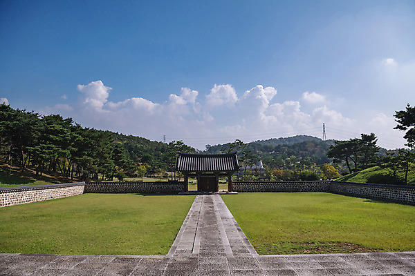 포토 JPG 주간 구름 한국전통 여행 고건축 유적지 하늘 풍경 사람없음 야외 관광지 문화재 가을 한국사 충청남도 논산 계백장군유적전승지 충장사 국내포토 자연요소 전통 건축물 계절 한국 역사 충청도 파일형식